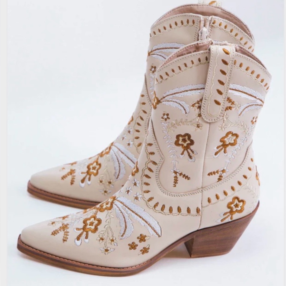 New in Box Amber Ivory Floral Cowboy Boots by Matisse